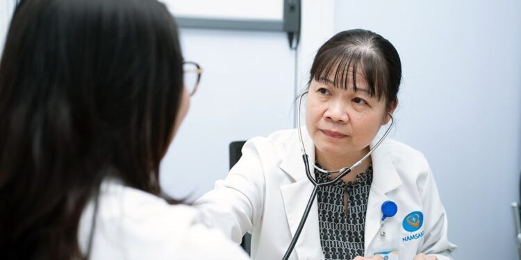 La puesta de sol sobre el monte Ba Den es impresionante.