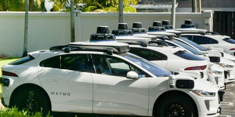 Waymo se abre a todo Miami y ofrece viajes en autos sin conductor – Telemundo Miami (51)