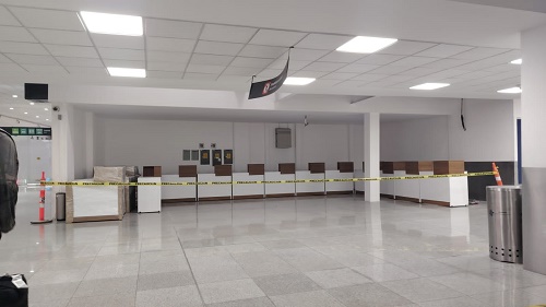 Dolosamente dañan a permisionaria de taxis al reinstalar casetas de venta de boletos en el AICM