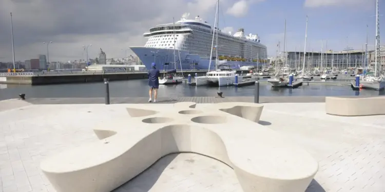 Gran crucero atracado junto al puerto deportivo de A Coruña con veleros y zona peatonal en primer plano