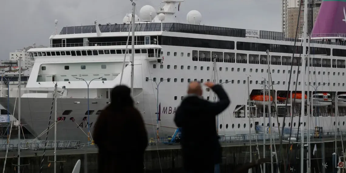 Atraca en A Coruña el crucero 'Ambition', afectado por un brote masivo de norovirus