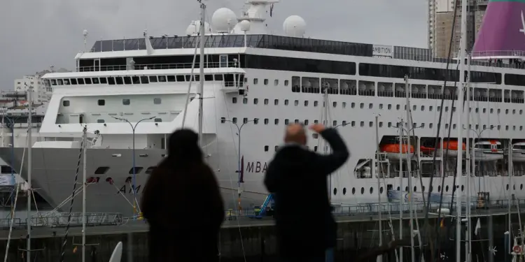 Atraca en A Coruña el crucero 'Ambition', afectado por un brote masivo de norovirus