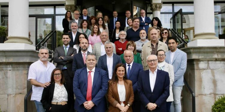 Gobierno y UNAV acuerdan la comercialización de las Rutas Culturales Senior Cantabria