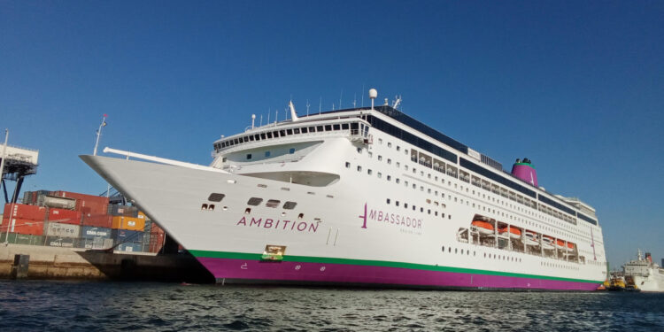 Confinan a 1.700 personas en un crucero tras muerte de un hombre por un brote gastrointestinal