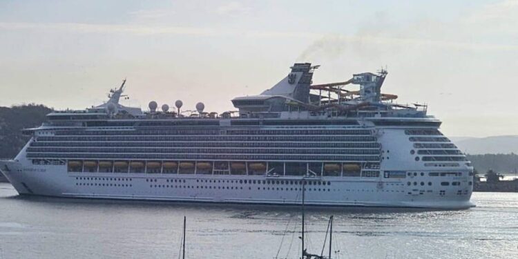 Llega crucero Navigator of the Seas con más de 3 mil 700 pasajeros