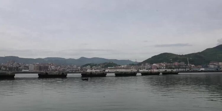 Atraca en Getxo (Bizkaia) el crucero Ambition, afectado por un brote de gastroenteritis
