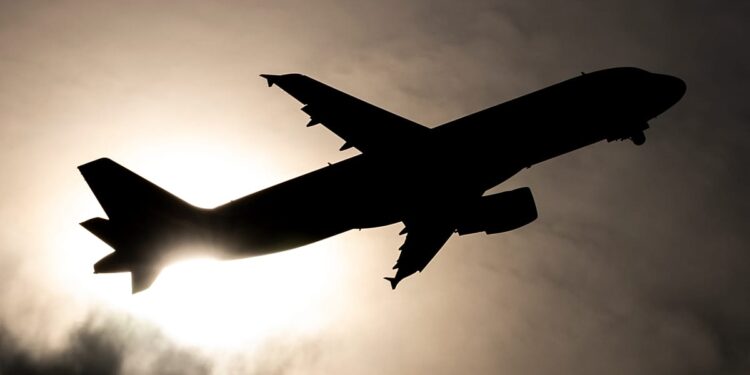 Crisis del queroseno: ¿Cómo viajar a España si el precio de los vuelos se dispara?