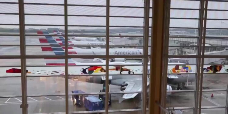 Viajes por el Día de los Caídos alcanzan niveles récord en aeropuertos de EE.UU.