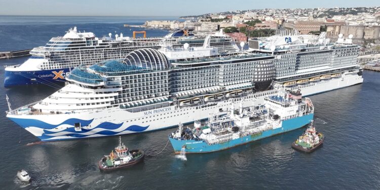 Axpo completa el primer bunkering de GNL a un crucero en Nápoles