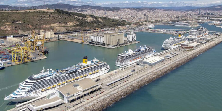 En su lucha contra el sobreturismo, Barcelona limita los cruceros en tránsito 