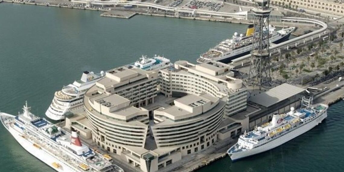 Con un aumento de tasas Barcelona reprime el turismo de cruceros