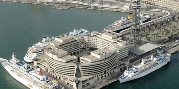 Con un aumento de tasas Barcelona reprime el turismo de cruceros