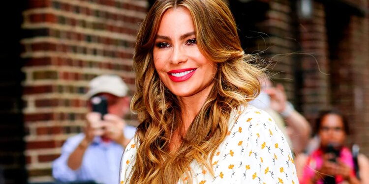 Blusas blancas: Cómo llevarlas en outfits bonitos con faldas colombianas y sandalias en verano 2026