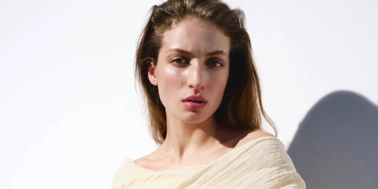 Blusas de lino de Zara y Mango: Las más elegantes para llevar con jeans acampanados en mayo 2026