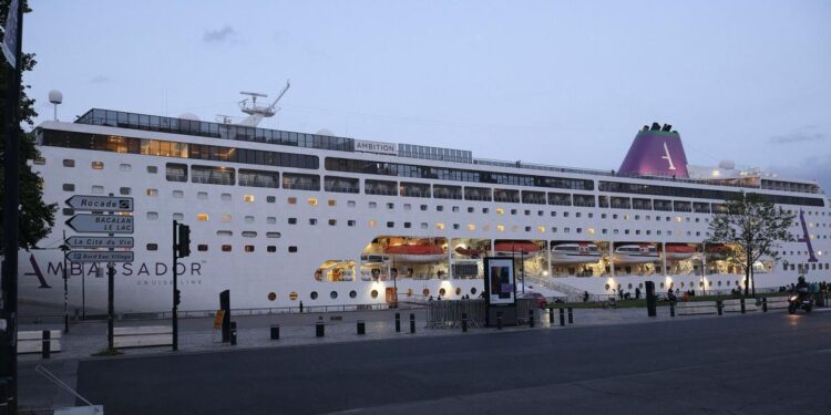 CRUCERO NOROVIRUS | El Ambition hará escala este sábado en A Coruña