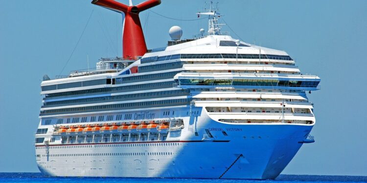 Carnival, Royal Caribbean y otras navieras perderán 440 millones de dólares tras fallo por operar en muelles en Cuba - Almomento