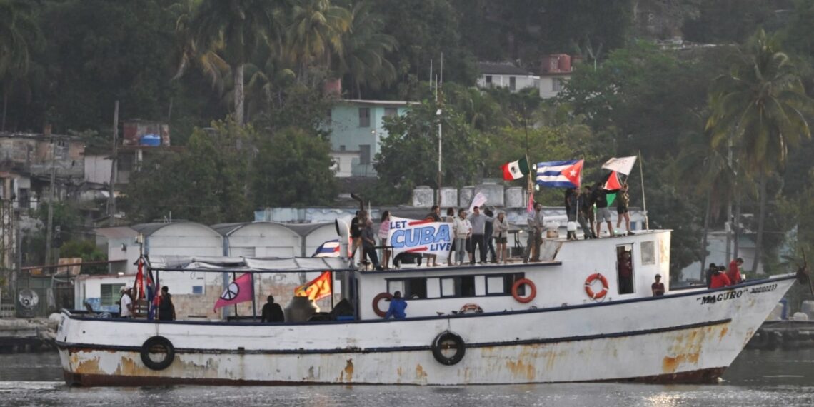 Citan a Hasan Piker y Medea Benjamin por viajes a Cuba en investigación federal: Fox News