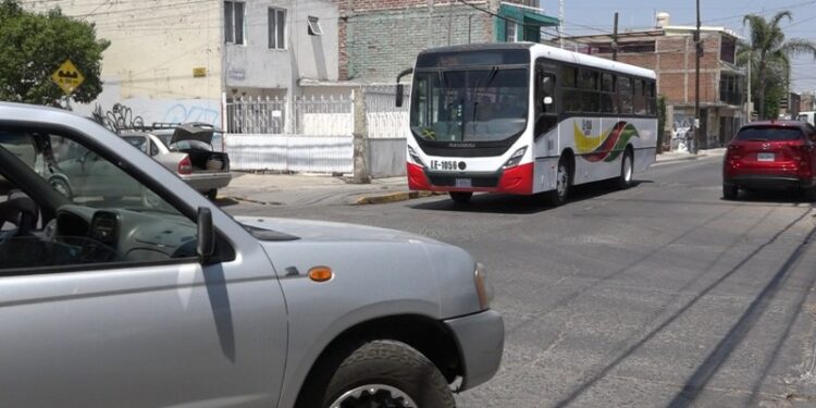 Choques constantes ponen en riesgo a estudiantes y peatones en crucero escolar