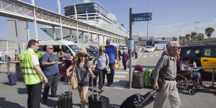 Collboni insiste en su cruzada contra los cruceros de escala en Barcelona