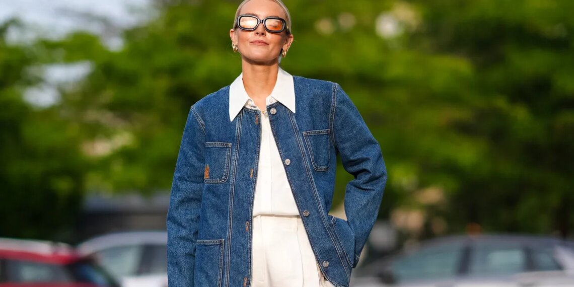 Los jeans blancos se llevan con sandalias planas y de tacón para un look elegante en primavera 2026