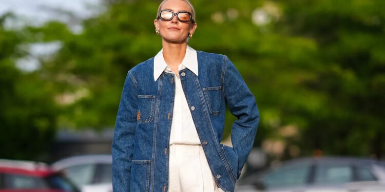 Los jeans blancos se llevan con sandalias planas y de tacón para un look elegante en primavera 2026