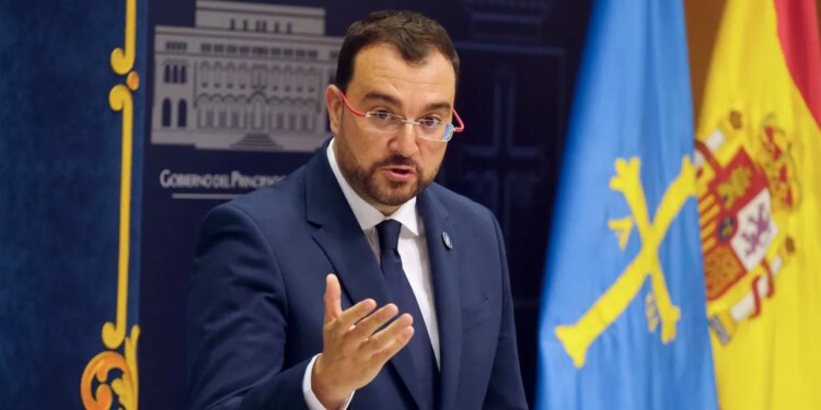 "Como decimos en Asturias, ándate por lo segao y déjanos en paz": la respuesta de Barbón a Ayuso tras comparar sus viajes a México