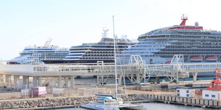 Tres cruceros en el puerto de Ibiza
