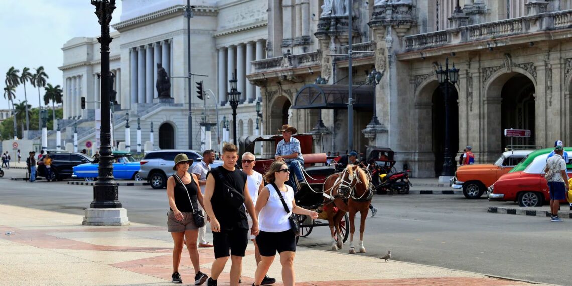 Turistas caminan por una calle de Cuba (EFE)