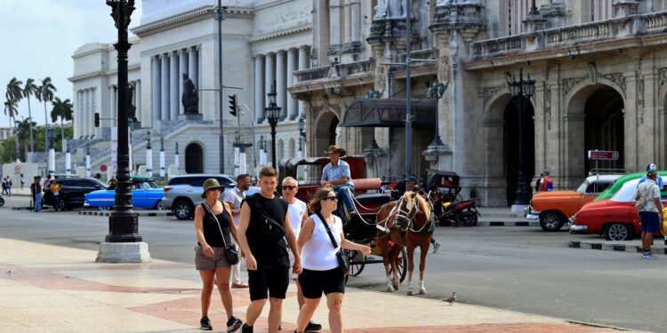 Turistas caminan por una calle de Cuba (EFE)
