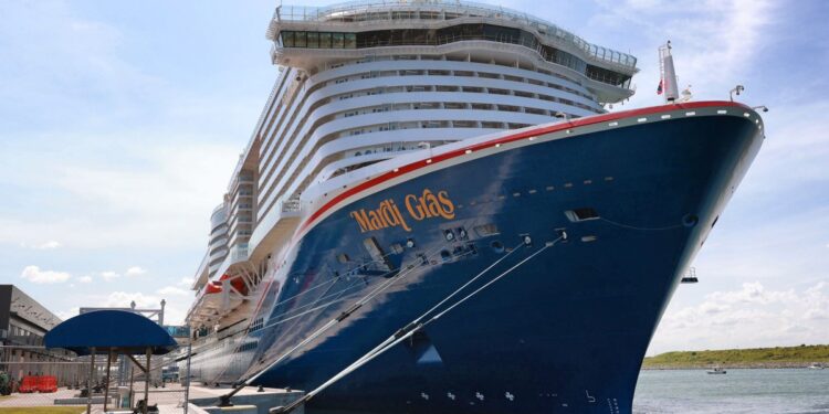 Crucero rescata a 9 personas de un bote averiado frente a la costa de Florida – Telemundo Miami (51)