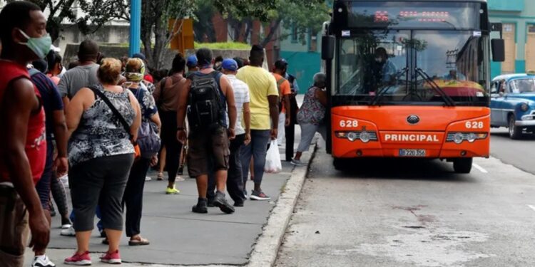 Cuba reduce al mínimo viajes de autobuses y trenes por crisis de combustible