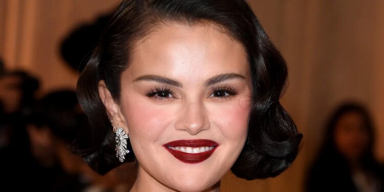 De Selena Gómez a Karol G: 16 cortes de cabello corto que inspirarán tu nuevo look de verano 2026