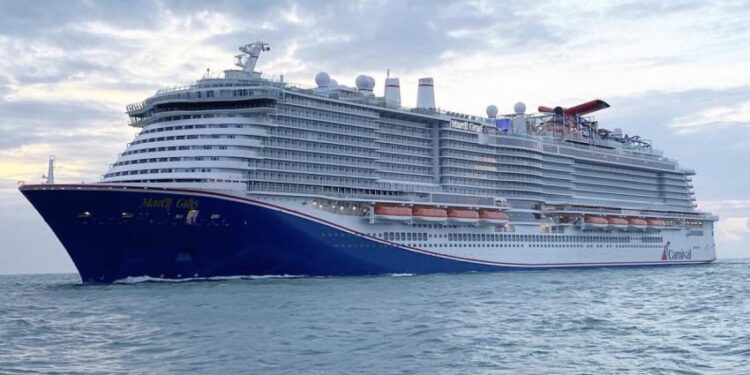 Demanda explosiva contra Carnival Cruise: pasajero asegura que cubierta caliente de la piscina le quemó la planta de los pies