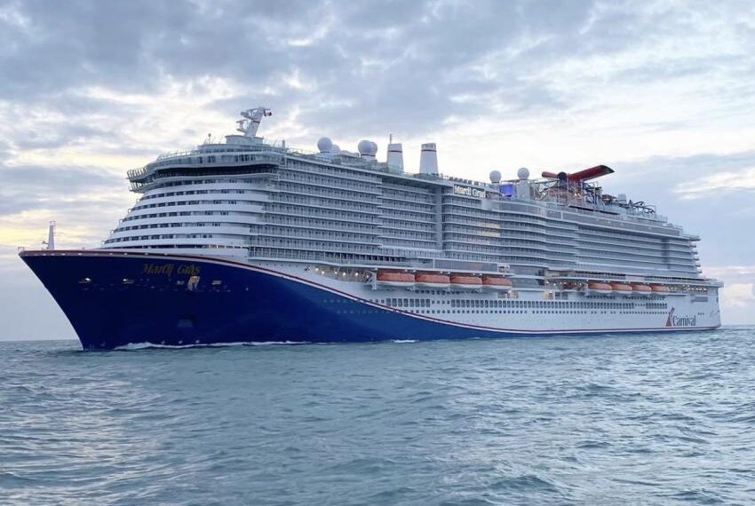 Demanda explosiva contra Carnival Cruise: pasajero asegura que cubierta caliente de la piscina le quemó la planta de los pies