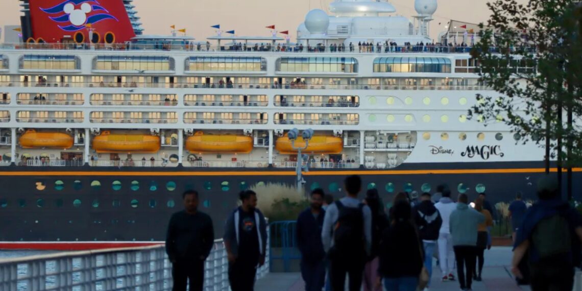 EU deporta a 27 trabajadores de cruceros, incluidos de Disney, por pornografía infantil