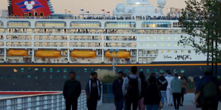 EU deporta a 27 trabajadores de cruceros, incluidos de Disney, por pornografía infantil
