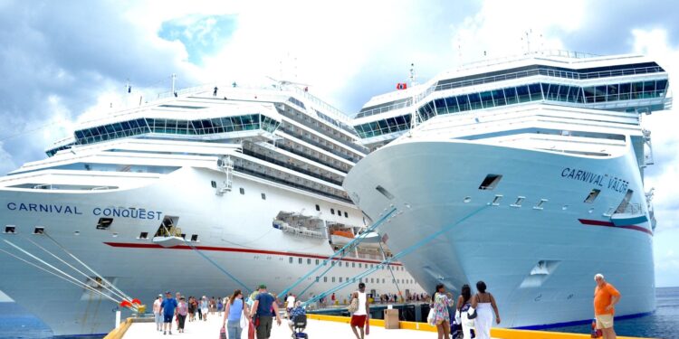Estados Unidos deporta a 27 empleados de cruceros por vínculos con pornografía infantil