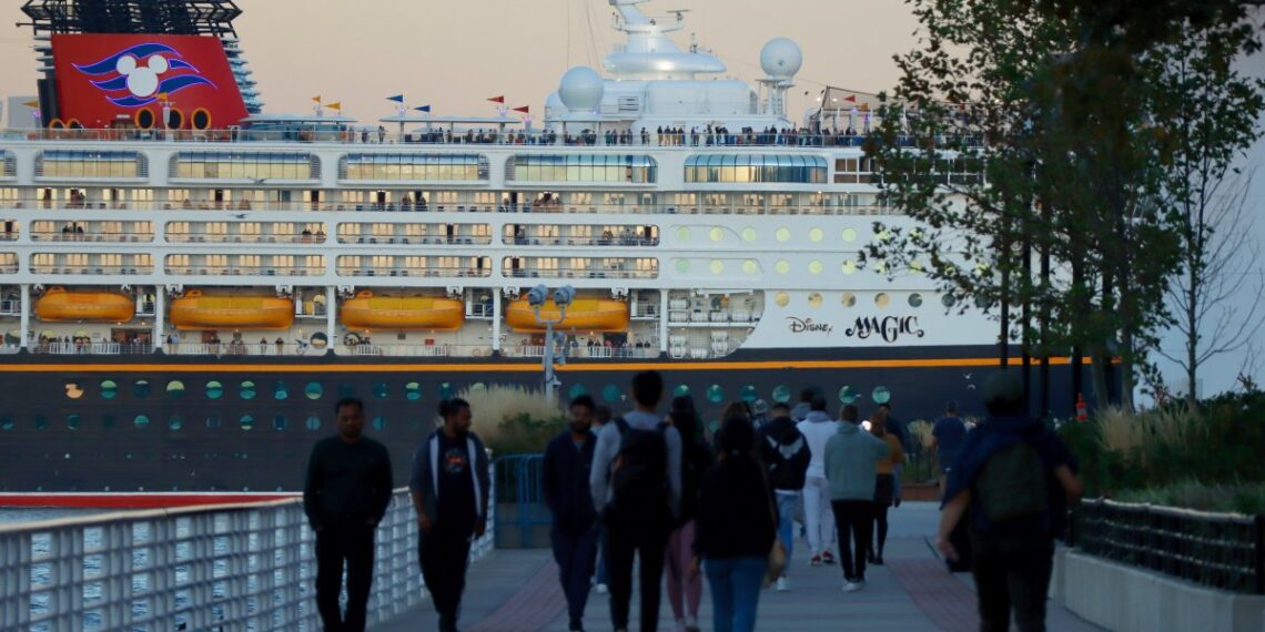 Deportan trabajadores de cruceros por pornografía infantil – Telemundo El Paso (48)