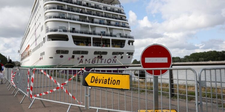Confirman brote de gastroenteritis en crucero atracado en Francia tras muerte de un pasajero
