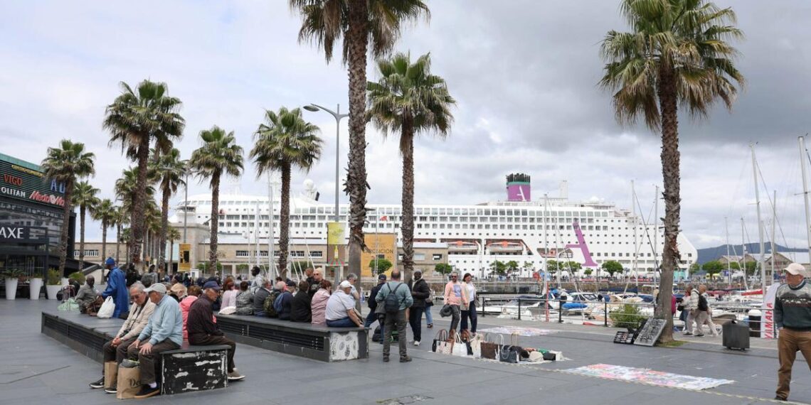El «Ambience» vuelve a Vigo por sorpresa tras alterar su hoja de ruta en plena travesía