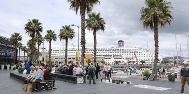 El «Ambience» vuelve a Vigo por sorpresa tras alterar su hoja de ruta en plena travesía