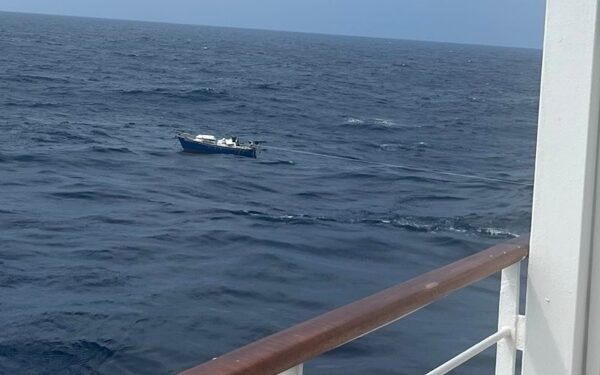 Silver Whisper se desvía en medio del Pacífico para ayudar a un yate averiado