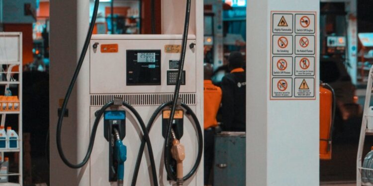 Gasolina cara impulsa a los estadounidenses a improvisar: de viajes en autobús a coches de juguete