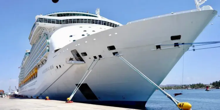 Arribo de crucero fortalece la actividad económica y comercial en Mazatlán.