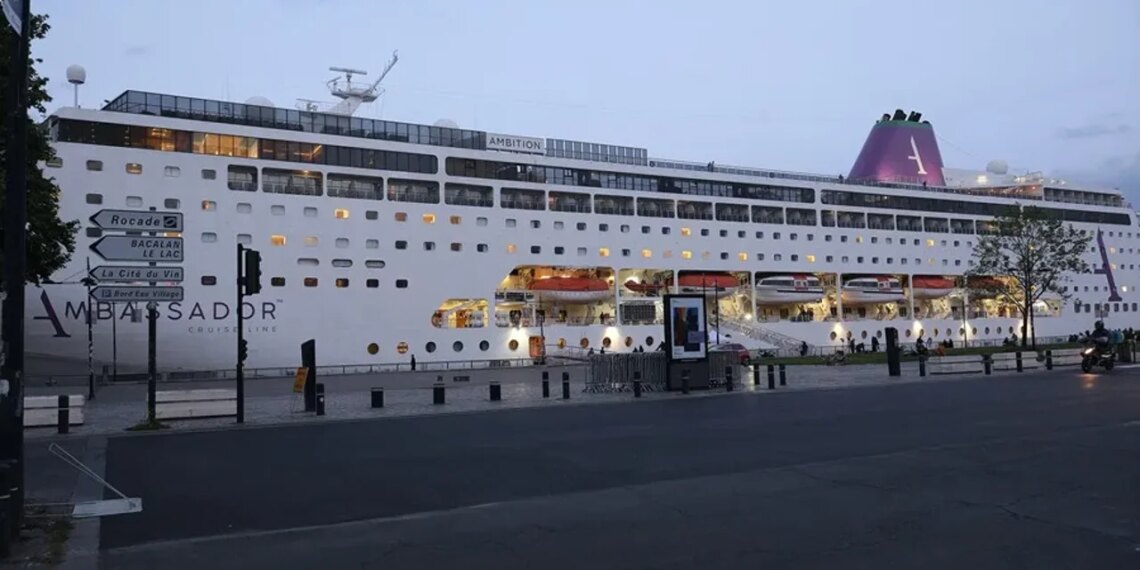 El crucero 'Ambition', afectado por un brote de norovirus, atraca en A Coruña