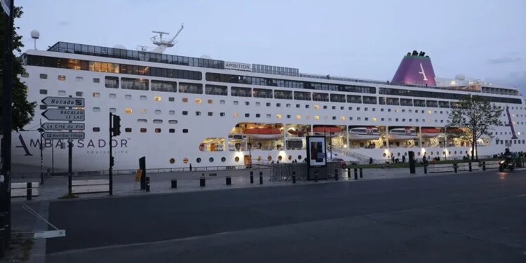 El crucero 'Ambition', afectado por un brote de norovirus, atraca en A Coruña