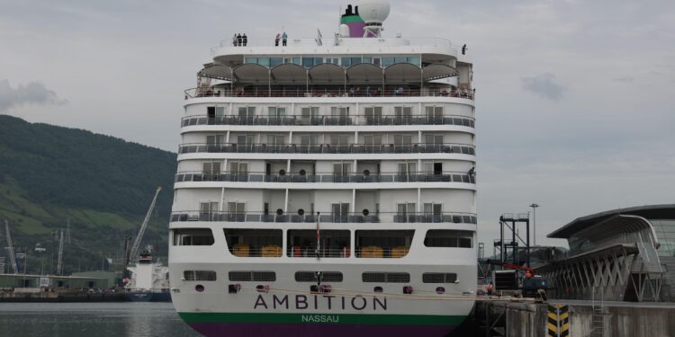 El buque Ambition, con casos de gastroenteritis, llega a Getxo