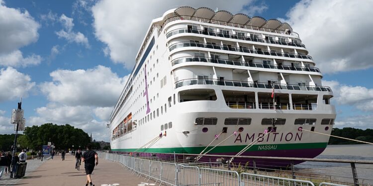 El crucero del norovirus llega a La Coruña bajo vigilancia sanitaria y con 30 casos activos