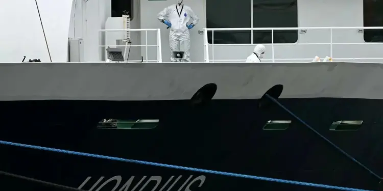 Crucero 'MV Hondius' llega a Rotterdam; sus 27 ocupantes cumplirán cuarentena por hantavirus