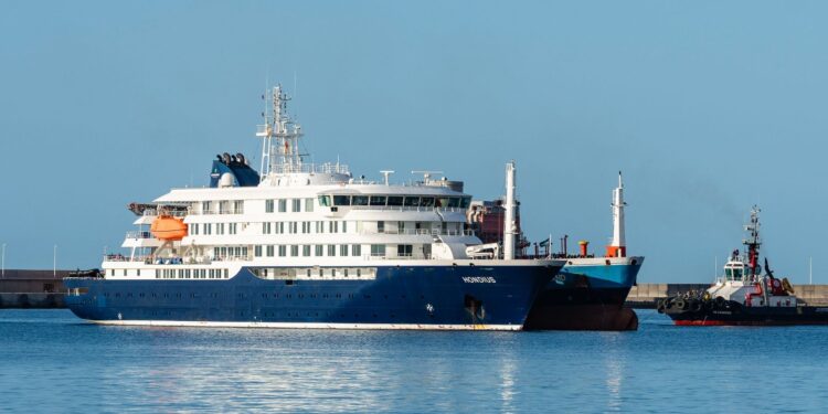 El crucero MV Hondius llega a Róterdam para su desinfección tras el mortal brote de hantavirus